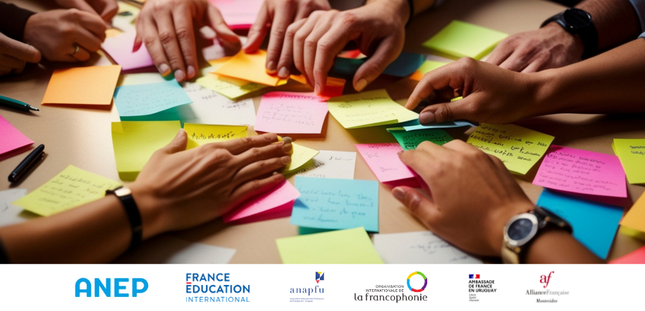 Un grupo de docentes trabajan en forma colaborativa. La imagen muestra las manos de los docentes organizando papeles de colores.